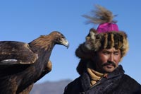Монгольский казах в национальной одежде с беркутом. Снимок сделан на 